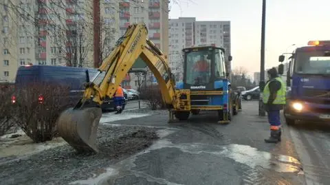 Awaria wodociągowa na Saskiej: oblodzony parking i chodnik