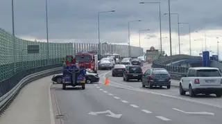 Wypadek nad torami kolejowymi. Zablokowany wiadukt