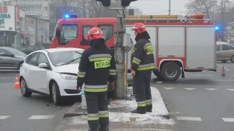 Skręcał na skrzyżowaniu, trafił w latarnię