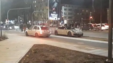 Kierowca przewozu osób odbierał pasażerów na ścieżce rowerowej