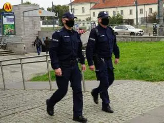 Stołeczni policjanci nałożyli w weekend ponad tysiąc mandatów za brak maseczek