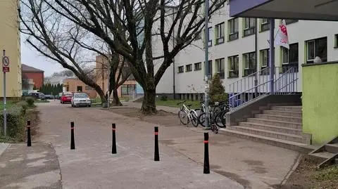 Słupki pojawiły się przed jedną z podstawówek na Woli