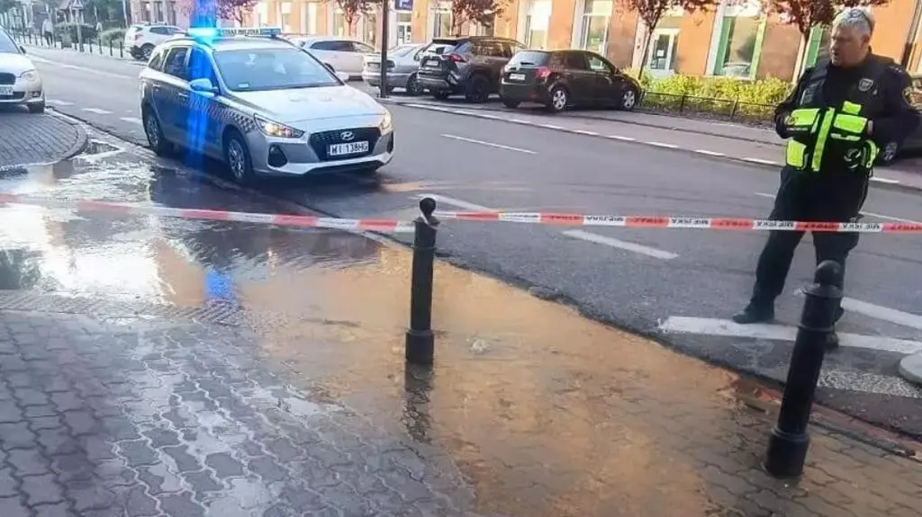 Spod chodnika wystrzeliła woda