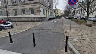 Jezdnia serwisowa przy ulicy Bertolta Brechta