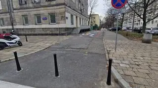 Drogowcy zasłupkowali drogę, nauczycielki nie mają gdzie parkować