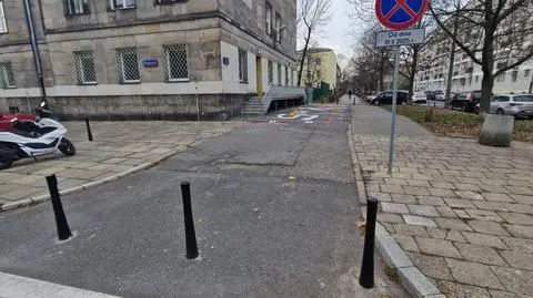 Jezdnia serwisowa przy ulicy Bertolta Brechta