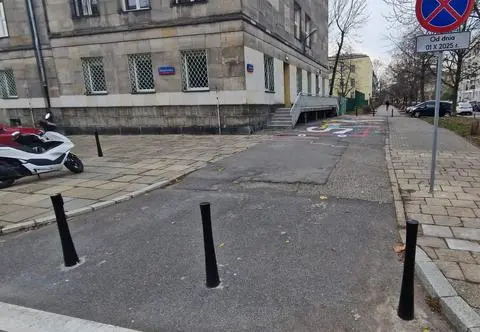 Drogowcy zasłupkowali drogę, nauczycielki nie mają gdzie parkować