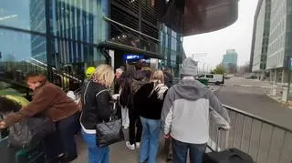 Kolejka do windy na stacji Warszawa Zachodnia (22 listopada)