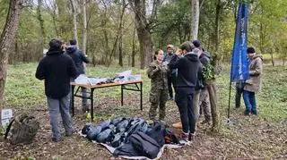 Uczestnicy przymierzali hełmy i kamizelki wojskowe