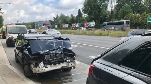 Zderzenie trzech aut na ruchliwej ulicy