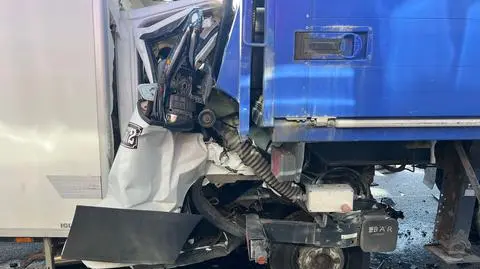 Trzy ciężarówki zderzyły się na S8, kierowca zakleszczony w kabinie 