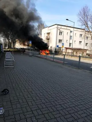 Pożar samochodu na ulicy Ożarowskiej