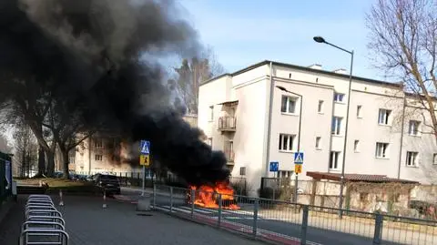 Pożar auta na osiedlowej ulicy