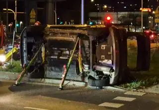 Jedno auto na boku, kierowca drugiego w szpitalu