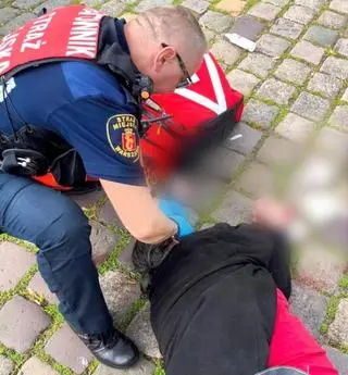 Strażnicy miejscy udzielili pomocy nieprzytomnemu mężczyźnie 