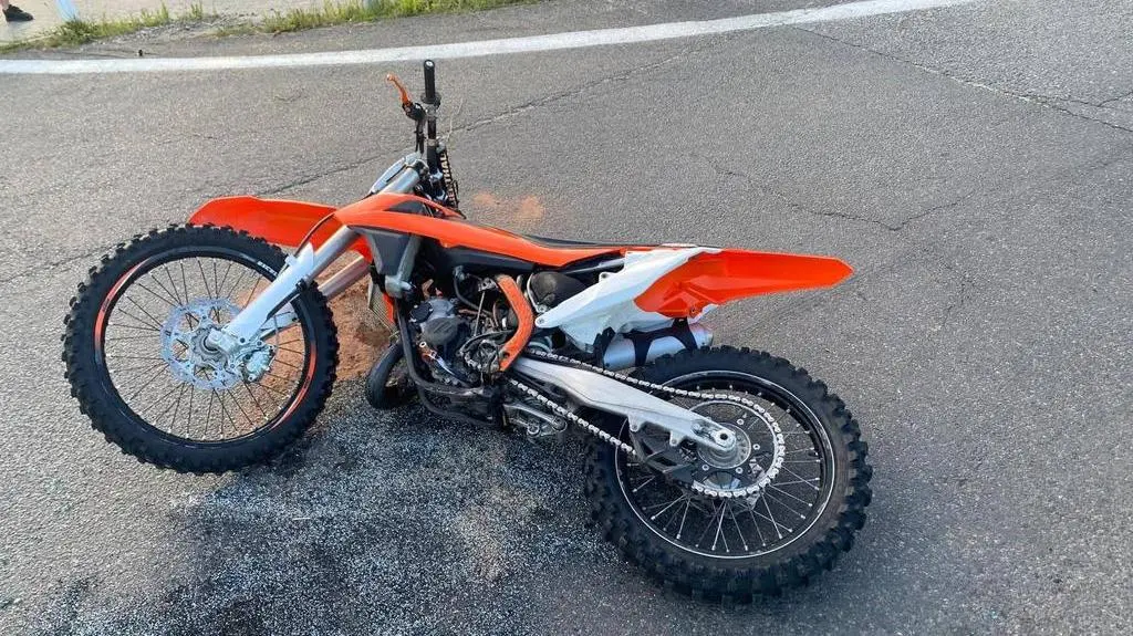 Zderzenie przed przejazdem kolejowym. Motocyklista uderzył w auto