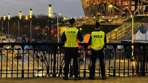 Stołeczni policjanci podczas zabezpieczenia meczu na Stadionie Narodowym