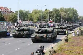Sprzęt na defiladzie na Wisłostradzie 