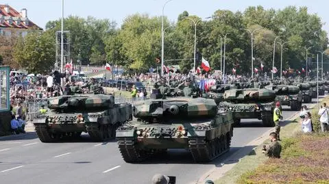 Sprzęt na defiladzie na Wisłostradzie 