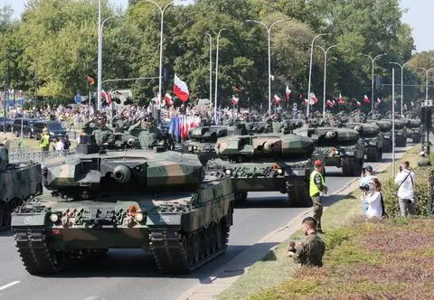 Na ziemi czołgi, na niebie myśliwce, na morzu okręty