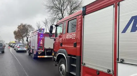 Malowali pasy na drodze, w ich auto uderzył inny kierowca. Ranni 