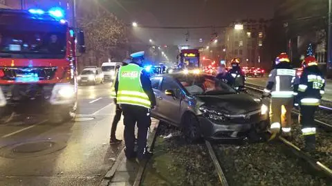 Po kolizji auto wpadło na torowisko. Tramwaje na objazdach