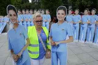 Protest pielęgniarek i położnych pod Sejmem 