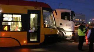 Zderzenie ciężarówki z tramwajem