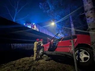 Samochód spadł z mostu w Sochaczewie