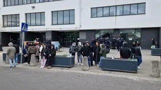 Policja zabezpieczyła wejścia do hali przy Modlińskiej