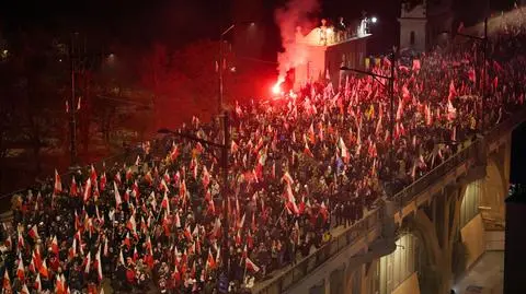 Uczestnicy marszu na moście Poniatowskiego 