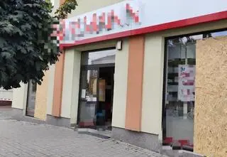 75-latek wybijał szyby, zaskakujące tłumaczenie