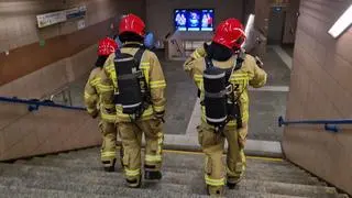 Strażacy na stacji metra Centrum