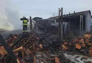 Pożar budynku gospodarczego. Spaliły się maszyny rolnicze i drewno