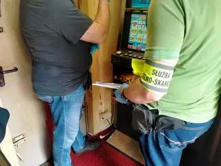 Służby w lokalu z automatami do gier