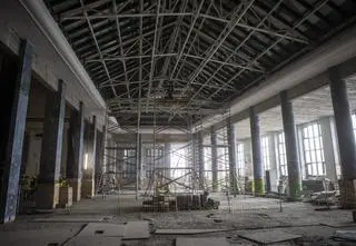 Alabaster na ścianach, marmury na podłogach, windy art déco. Remont za setki milionów