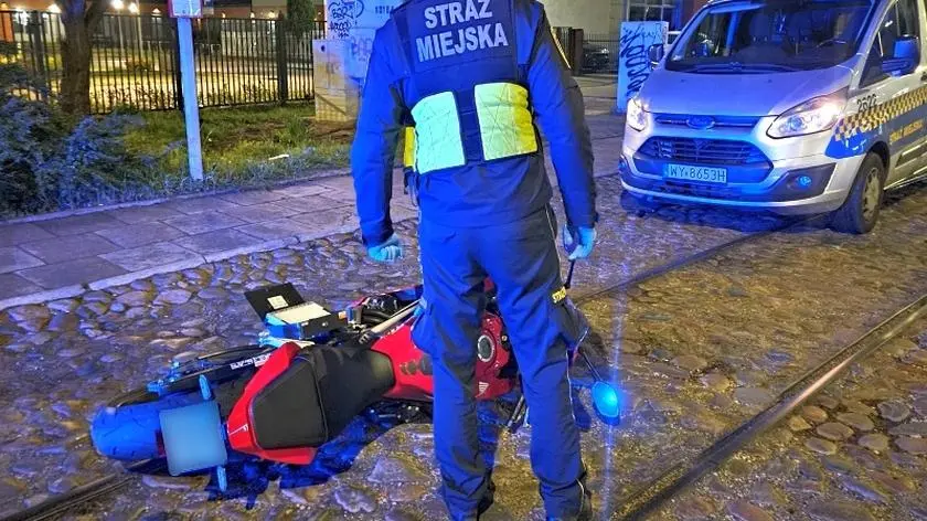 Porzucił prowadzony motocykl i zaczął uciekać, "miał w garści zwitek banknotów"