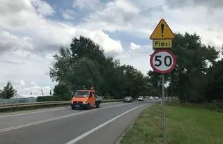 Niebezpieczna droga na popularną plażę w Nieporęcie