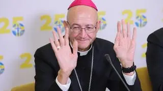 Przewodniczący Rady Fundacji "Dzieło Nowego Tysiąclecia", metropolita warszawski abp Adrian Galbas podczas konferencji prasowej w Domu Arcybiskupów w Warszawie