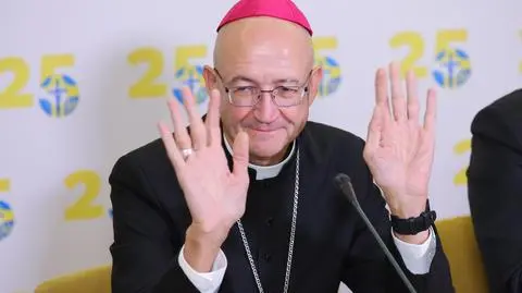Przewodniczący Rady Fundacji "Dzieło Nowego Tysiąclecia", metropolita warszawski abp Adrian Galbas podczas konferencji prasowej w Domu Arcybiskupów w Warszawie