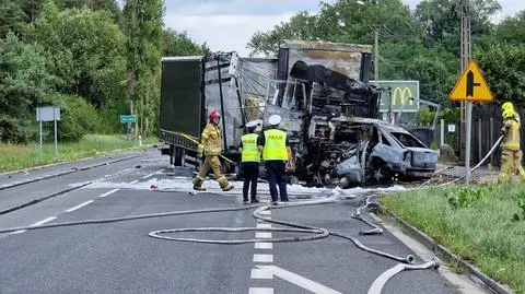 Po zderzeniu dwa auta stanęły w ogniu. Jeden z kierowców nie żyje