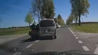 Motocyklista wyprzedzał na skrzyżowaniu. Doszło do zderzenia