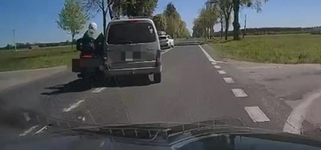 Motocyklista wyprzedzał na skrzyżowaniu. Doszło do zderzenia