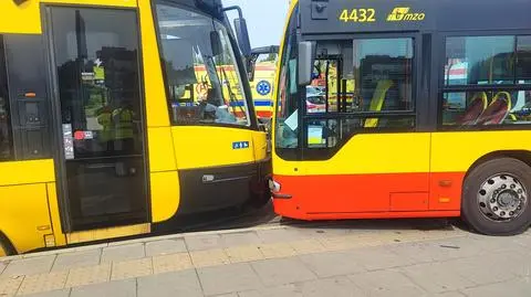 Zderzenie tramwaju z autobusem. "Mężczyzna zasłabł za kierownicą"