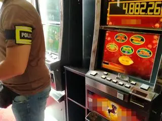 Służby w lokalu z automatami do gier