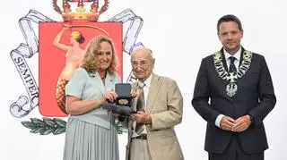 Profesor Andrzej Kułakowski odebrał odznakę Honorowego Obywatela Warszawy