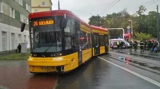 Zderzenie tramwaju i samochodu osobowego