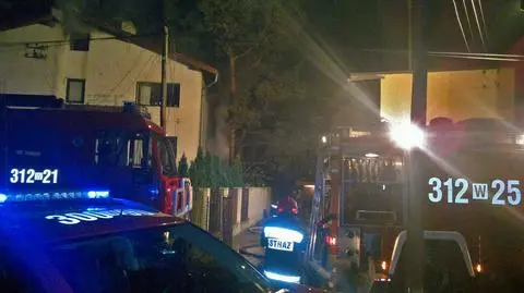 Pożar domu w Radości, strażacy rozcinali dach