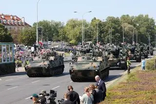 Sprzęt na defiladzie na Wisłostradzie 