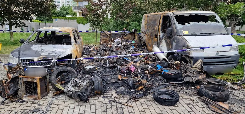 Na parkingu spłonęły dwa samochody i przyczepa kempingowa
